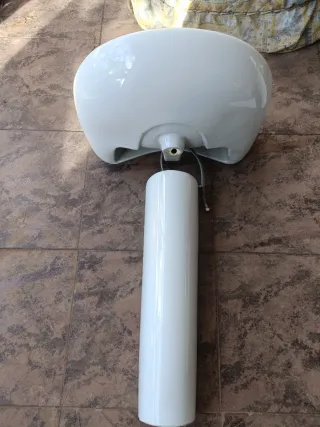 Lavabo blanco con grifo y latiguillos