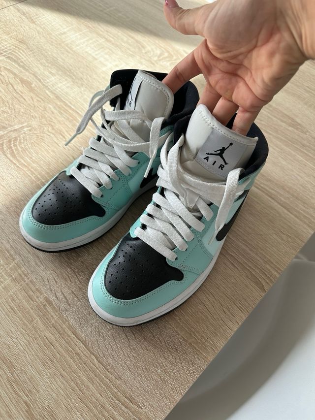 Air Jordan 1 Mid Negro y Turquesa