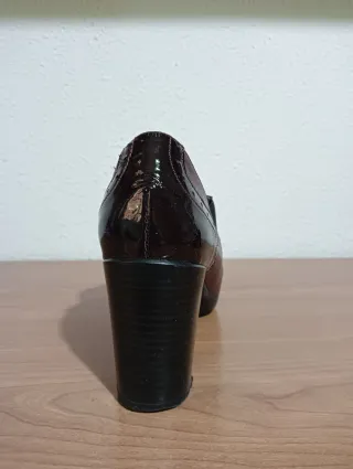 Zapato tacón piel y charol granate