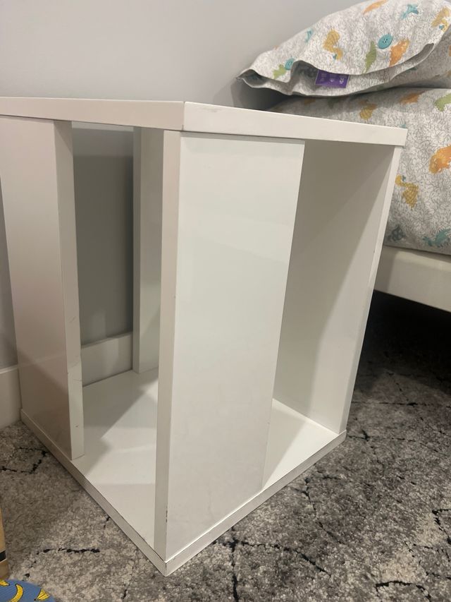 Mesita de noche de madera blanca lacada