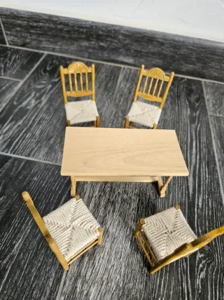 Mesa y 4 sillas casa de muñecas