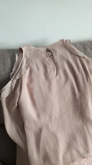 Blusa rosa con manga larga y abertura en hombros