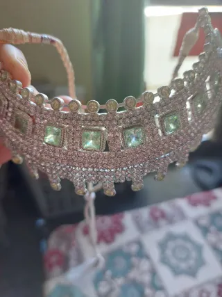 Juego de joyería plateada con piedras verdes