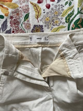 Pantalones blancos ajustados puestos 1 vez