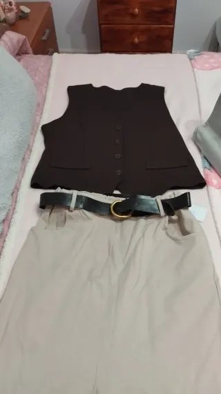 Conjunto chaleco marrón y falda larga beige