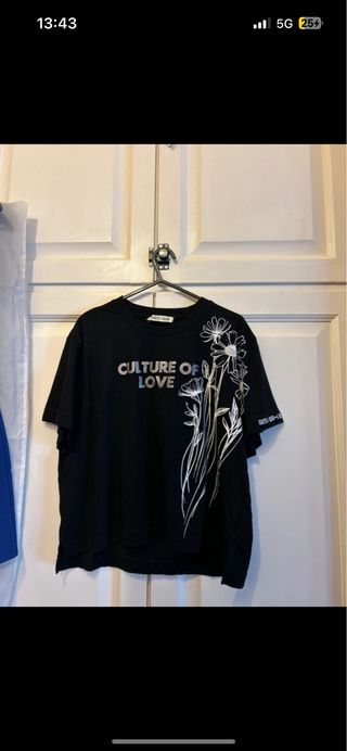 T-shirt Guess nera con fiori