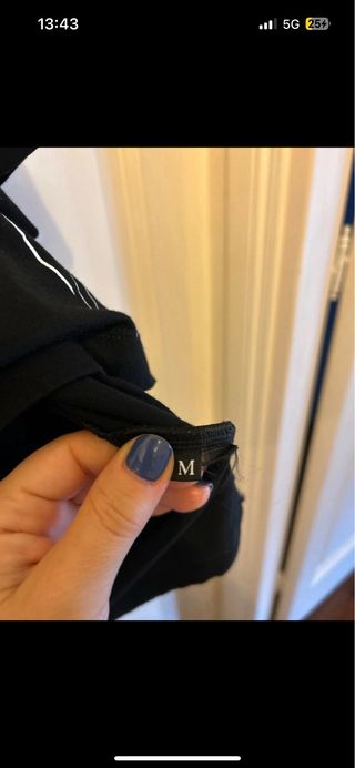 T-shirt Guess nera con fiori