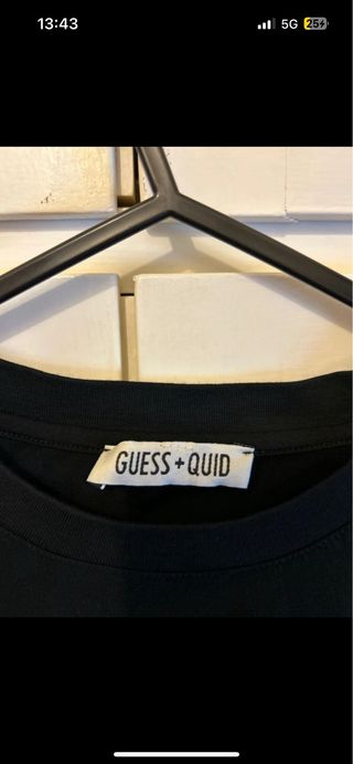 T-shirt Guess nera con fiori