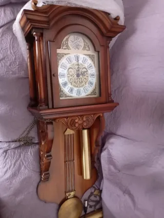 Reloj de pared madera con péndulo