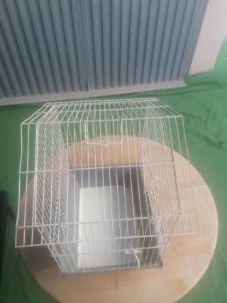 Jaula para pájaros blanca y gris