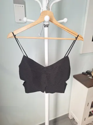 Top negro con aberturas