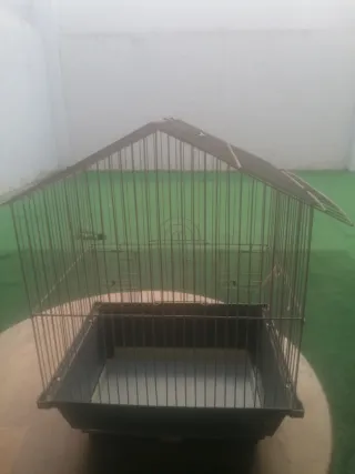 Jaula para pájaros marrón y gris