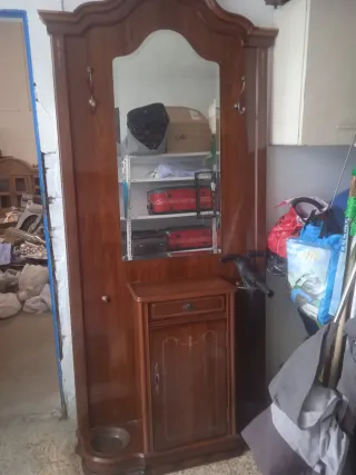Mueble de entrada de madera con espejo