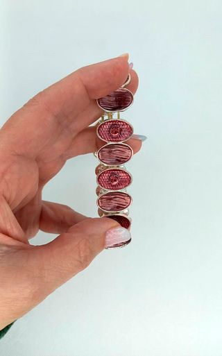 Pulsera elástica con detalles rosas