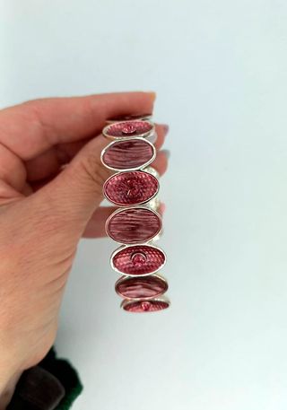 Pulsera elástica con detalles rosas