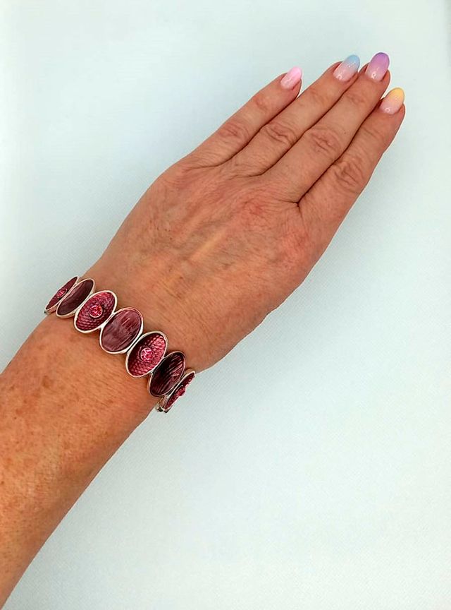Pulsera elástica con detalles rosas