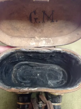 Prismáticos antiguos con funda de cuero