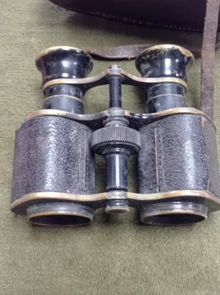 Prismáticos antiguos con funda de cuero