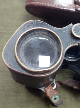 Prismáticos antiguos con funda de cuero