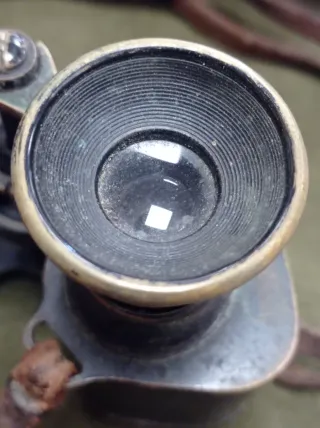 Prismáticos antiguos con funda de cuero