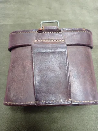 Prismáticos antiguos con funda de cuero