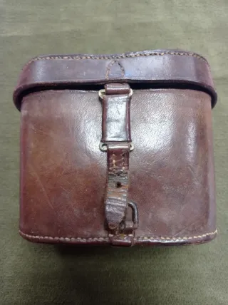 Prismáticos antiguos con funda de cuero