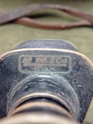 Prismáticos antiguos con funda de cuero