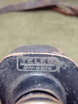 Prismáticos antiguos con funda de cuero