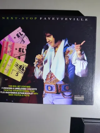 3 CDs + librito Elvis Presley - Next Stop Fayettev