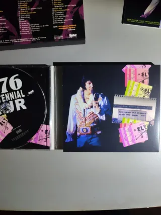 3 CDs + librito Elvis Presley - Next Stop Fayettev