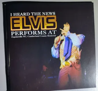 3 CDs + librito Elvis Presley - Next Stop Fayettev