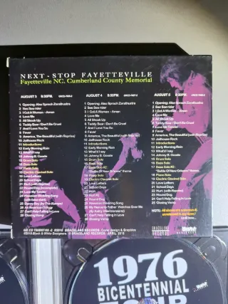 3 CDs + librito Elvis Presley - Next Stop Fayettev