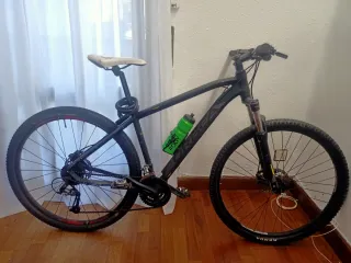 Bicicleta de montaña negra