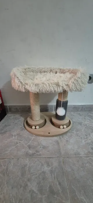 Rascador para gato con plataforma y juguete