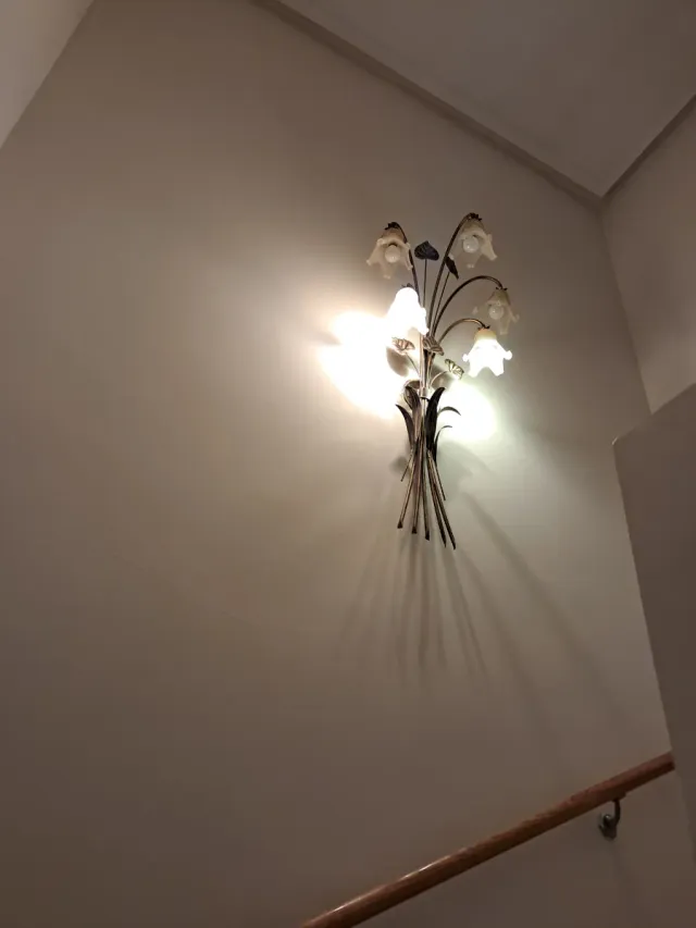 Lámpara de pared floral metal y cristal