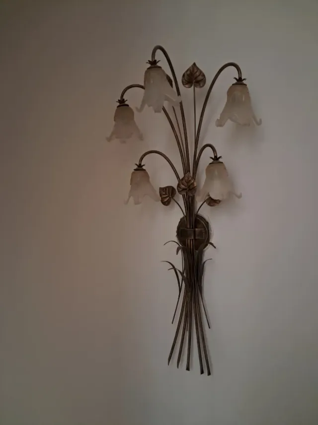 Lámpara de pared floral metal y cristal