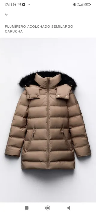 Plumífero acolchado semilargo con capucha