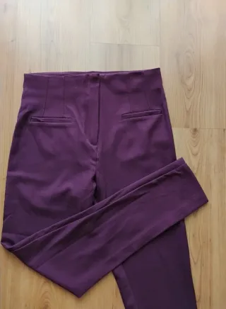 Pantalón burdeos Lefties.