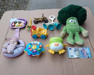 9 Giocattoli, 5 sono elettronici con luci e suoni