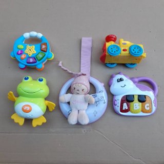 9 Giocattoli, 5 sono elettronici con luci e suoni