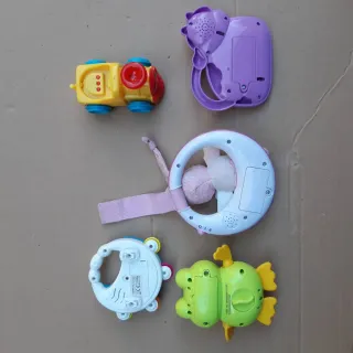 9 Giocattoli, 5 sono elettronici con luci e suoni