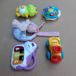 9 Giocattoli, 5 sono elettronici con luci e suoni