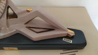 Figura Regina - Cerámica hecha a mano