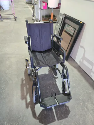 Silla de ruedas plegable negra