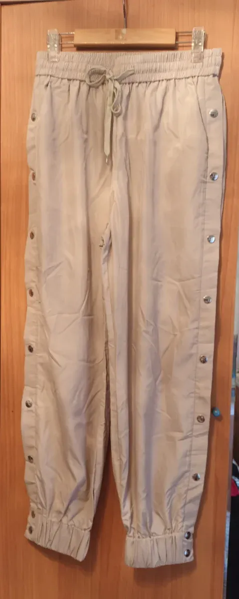 Pantalón chándal beige botones laterales