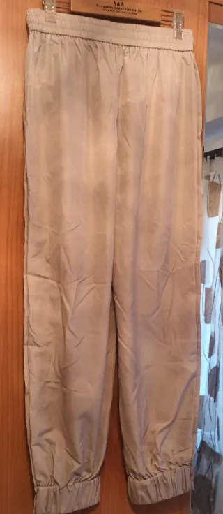 Pantalón chándal beige botones laterales