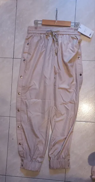 Pantalón chándal beige botones laterales