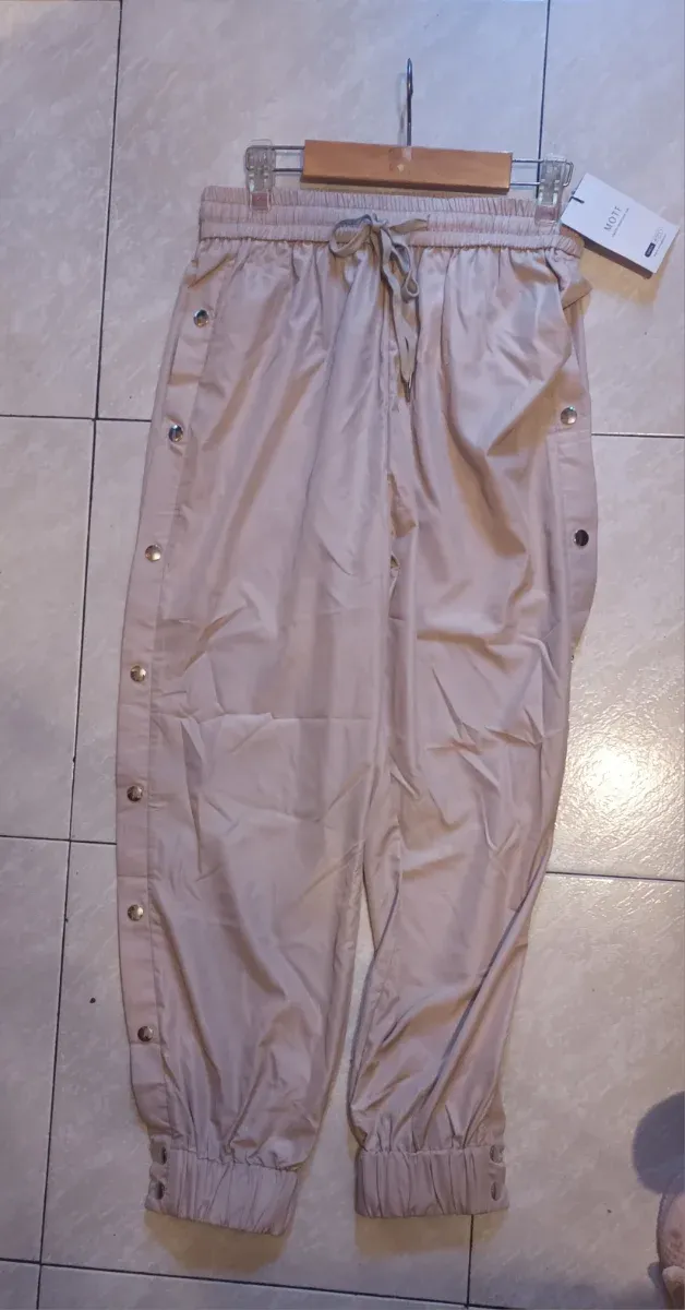 Pantalón chándal beige botones laterales