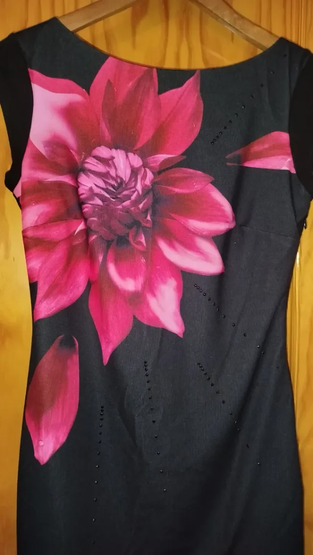 Vestido negro con estampado floral rosa