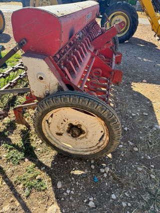 Sembradora LAMUSA roja